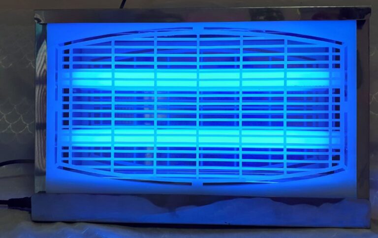 Capturador de Insectos con luz UV vista frontal encendido