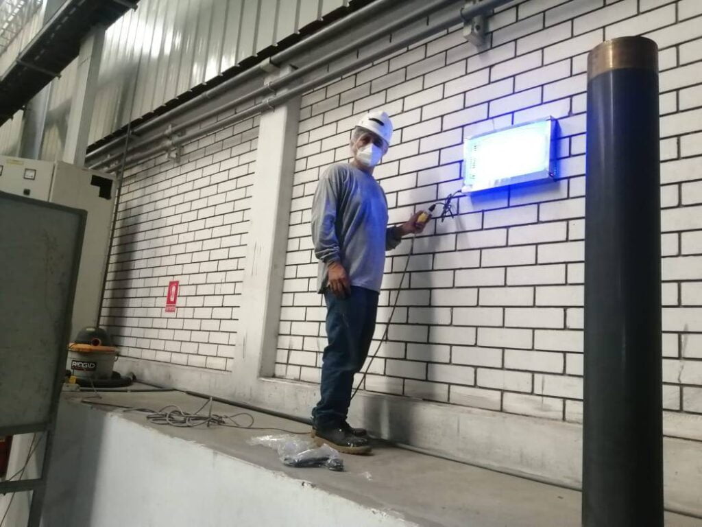 Miembro de nuestro equipo acabando la instalación de nuestro Insectocapturador Flash Killer