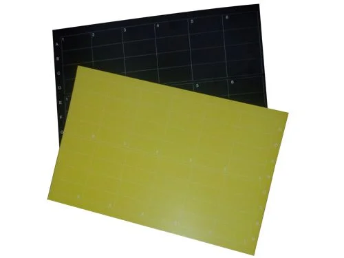 Dos trampas de papel adhesivo para atrapar Insectos rastreros y voladores. Una de ellas en color negro y la otra en color amarillo.